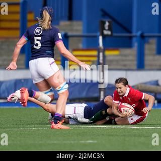 Cardiff, pays de Galles, Royaume-Uni. 02nd avril 2022. Jasmine Joyce (pays de Galles) (R) est attaqué pendant les six Nations TikTok Womens à Cardiff Arms Park Cardiff Royaume-Uni le 02 2022 avril crédit: Graham Glendinning / GlennSports / Alay Live News Banque D'Images