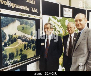 Sir John Hall, promoteur immobilier (chevalier 1991) et président à vie et ancien président du club de football de Newcastle United (1992 à 1997), photographié au Wynyard Hall Estate, comté de Durham, 9th novembre 1989. Notre image montre ... l'architecte Russel Jones de Cameron Hall développements, à gauche, et le planificateur de ville Colin Warren, au centre, se réunir avec John Hall devant une photo aérienne de la propriété Wynyard. Banque D'Images