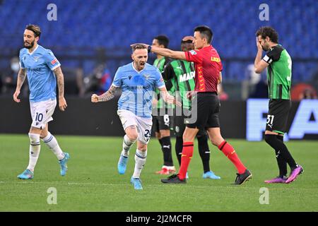 Rome, Italie. 02nd avril 2022. Manuel Lazzari de SS Lazio jubilate après avoir mis le but 1-0 dans les 17th minutes pendant le football série A match, Lazio v Sassuolo au Stadio Olimpico à Rome, Italie le 2 avril 2022. (Photo par AllShotLive/Sipa USA) crédit: SIPA USA/Alay Live News Banque D'Images