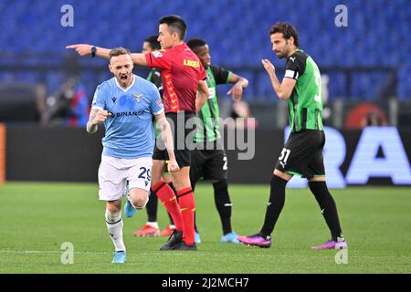 Rome, Italie. 02nd avril 2022. Manuel Lazzari de SS Lazio jubilate après avoir mis le but 1-0 dans les 17th minutes pendant le football série A match, Lazio v Sassuolo au Stadio Olimpico à Rome, Italie le 2 avril 2022. (Photo par AllShotLive/Sipa USA) crédit: SIPA USA/Alay Live News Banque D'Images