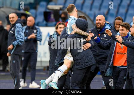 Rome, Italie. 02nd avril 2022. Manuel Lazzari de SS Lazio jubilate après avoir mis le but 1-0 dans les 17th minutes pendant le football série A match, Lazio v Sassuolo au Stadio Olimpico à Rome, Italie le 2 avril 2022. (Photo par AllShotLive/Sipa USA) crédit: SIPA USA/Alay Live News Banque D'Images