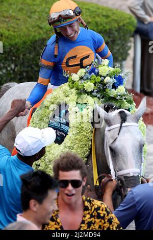 Hallandale, États-Unis d'Amérique. 02nd avril 2022. HALLANDALE, FLORIDE - AVRIL 02: Simplification #3, monté par Jose L. Ortiz mène White Abarrio #7, monté par Tyler Gaffalione, et Pappacap #5, monté par Edwin Gonzalez, à la quatrième tour pendant le Derby de Floride à Gulfstream Park le 02 avril 2022 à Hallandale, Floride. Personnes: White Abarrio, Tyler Gaffalione crédit: Storms Media Group/Alay Live News Banque D'Images