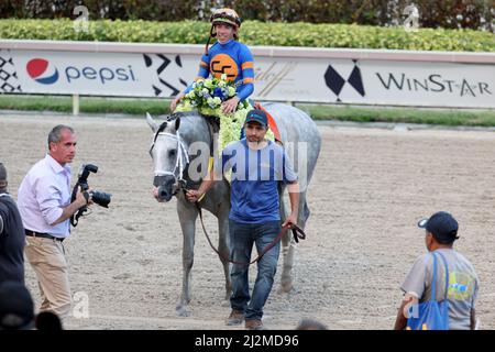 Hallandale, États-Unis d'Amérique. 02nd avril 2022. HALLANDALE, FLORIDE - AVRIL 02: Simplification #3, monté par Jose L. Ortiz mène White Abarrio #7, monté par Tyler Gaffalione, et Pappacap #5, monté par Edwin Gonzalez, à la quatrième tour pendant le Derby de Floride à Gulfstream Park le 02 avril 2022 à Hallandale, Floride. Personnes: White Abarrio, Tyler Gaffalione crédit: Storms Media Group/Alay Live News Banque D'Images