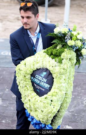 Hallandale, États-Unis d'Amérique. 02nd avril 2022. HALLANDALE, FLORIDE - AVRIL 02: Simplification #3, monté par Jose L. Ortiz mène White Abarrio #7, monté par Tyler Gaffalione, et Pappacap #5, monté par Edwin Gonzalez, à la quatrième tour pendant le Derby de Floride à Gulfstream Park le 02 avril 2022 à Hallandale, Floride. Personnes: White Abarrio, Tyler Gaffalione crédit: Storms Media Group/Alay Live News Banque D'Images