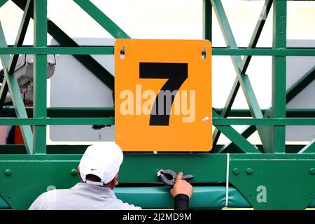 Hallandale, États-Unis d'Amérique. 02nd avril 2022. HALLANDALE, FLORIDE - AVRIL 02: Simplification #3, monté par Jose L. Ortiz mène White Abarrio #7, monté par Tyler Gaffalione, et Pappacap #5, monté par Edwin Gonzalez, à la quatrième tour pendant le Derby de Floride à Gulfstream Park le 02 avril 2022 à Hallandale, Floride. Personnes: White Abarrio, Tyler Gaffalione crédit: Storms Media Group/Alay Live News Banque D'Images