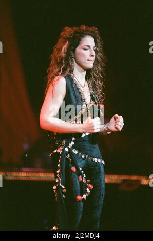 La chanteuse pop Gloria Estefan se présente sur scène lors d'un concert en Grande-Bretagne le 24th septembre 1989. Banque D'Images