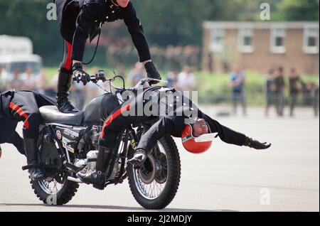 L'équipe de démonstration de moto Royal Signals White Helmet. Mai 1990. Banque D'Images