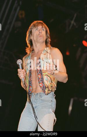 Iggy Pop (chanteur des États-Unis) se interprétant au Reading Rock Festival, Little John's Farm, Reading, Angleterre, le vendredi 23rd août 1991. Iggy a pour nom de naissance James Newell Osterberg, Jr. Iggy a pour liste de jeux le long de la rue, My Baby veut Rock & Roll, Raw Power, Gimme danger, Loose, T.V. Œil, saleté, os d'amour, cinq pieds un, China Girl, Lust for Life, Candy photo prise le 23rd août 1991 Banque D'Images