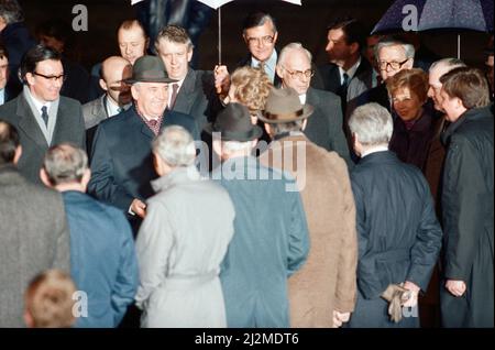 Margaret Thatcher rencontre Mikhaïl Gorbatchev, Secrétaire général du Comité central du Parti communiste de l'Union soviétique, à l'aéroport de Heathrow. 5th avril 1989. Banque D'Images