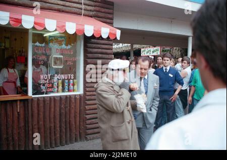 Buster Merryfield en tant qu'oncle Albert et David Jason en tant que Derek Trotter pendant le tournage de l'offre spéciale de Noël « les seuls fous et chevaux » à Margate. 16th mai 1989. Banque D'Images