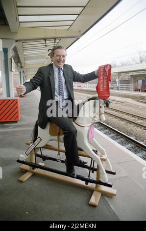 Le secrétaire à l'emploi, Norman Fowler, à bord d'un cheval à bascule. Le cheval, fabriqué à la main par des stagiaires sans emploi, doit être utilisé pour un roc-in parrainé pour recueillir de l'argent pour un nouvel hospice. Wakefield, Yorkshire. 27th janvier 1989. Banque D'Images