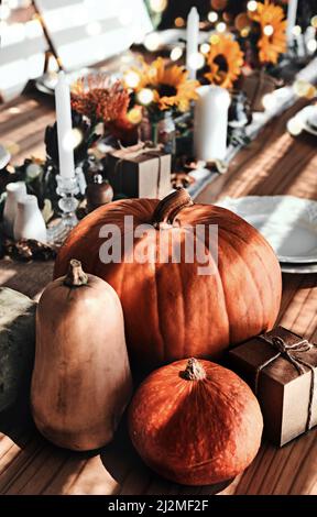 Rejoignez-nous pour un déjeuner de Thanksgiving. Photo d'une table mise en place pour une célébration de Thanksgiving à la maison. Banque D'Images