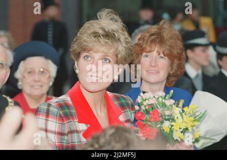 HRH la princesse de Galles, la princesse Diana, visite Didsbury et Wigan dans le nord-ouest de l'Angleterre.sur la photo derrière elle en bleu se trouve sa sœur Lady Sarah McCorquodale lors de la visite la princesse a également ouvert le Francis House Children's Hospice. ***Note aux éditeurs: Il n'est pas clair si ces photos sont de la visite de l'hospice, Mais c'est le même jour, la région et une partie de l'horaire de la princesse Diana ce jour-là.*** l'hôpital pour enfants de la Maison Francis a été ouvert le 25 novembre 1991 par Diana, la princesse de Galles, pour fournir des soins aux enfants gravement malades dans le Nord-Ouest. Il a fourni un soutien vital à la ce Banque D'Images