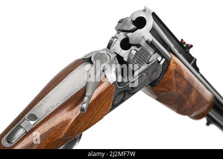 Fusil de chasse double barré de luxe avec disposition verticale de barils. Arme chère pour les chasseurs. Isoler sur un fond blanc. Banque D'Images