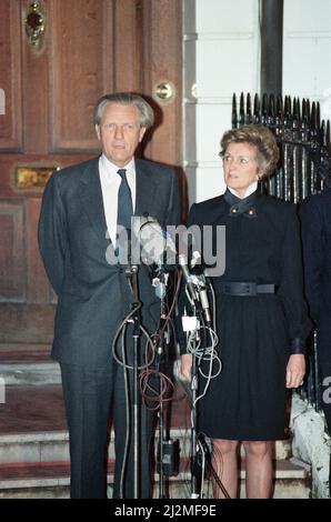 Michael Heseltine concède la victoire pour la direction du parti conservateur à John Major. Photo à l'extérieur de son épouse de Belgravia Anne à ses côtés . 27th novembre 1990. Banque D'Images