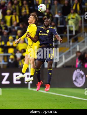 Columbus, Ohio, États-Unis. 2 avril 2022: Nashville SC Forward C.J. Sapong (17) combat pour l'équipe d'amont de Columbus en avant Pedro Santos (7) dans leur match à Columbus, Ohio. Brent Clark/CSM crédit: CAL Sport Media/Alay Live News Banque D'Images