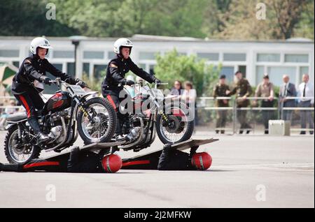 L'équipe de démonstration de moto Royal Signals White Helmet. Mai 1990. Banque D'Images