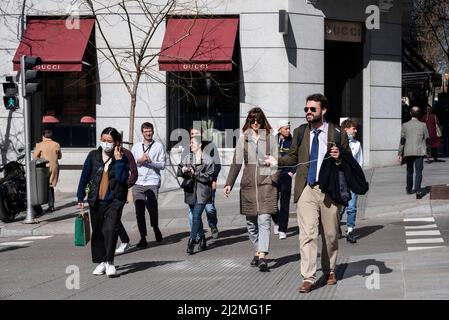 Madrid, Espagne. 22nd févr. 2022. Des piétons traversent la rue en face de la marque italienne de mode de luxe Gucci en Espagne. (Image de crédit : © Xavi Lopez/SOPA Images via ZUMA Press Wire) Banque D'Images