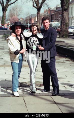 Fan de Slade vingt ans, Di Daley de Manchester s'habille pour la partie de sa super tenue yob lorsqu'elle a rencontré Dave Hill et Don Powell à l'ouverture de l'exposition de 25 ans de slade à la Walsall Art Gallery. 5th avril 1991. Banque D'Images