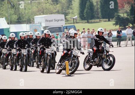 L'équipe de démonstration de moto Royal Signals White Helmet. Mai 1990. Banque D'Images