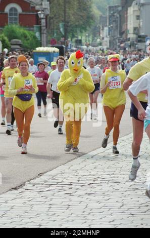 Marathon de Londres - 1991. Les coureurs se rendent à Cutty Sark. Run Funnies Un coureur est habillé comme un poulet. Photo prise le 21st avril 1991 Banque D'Images