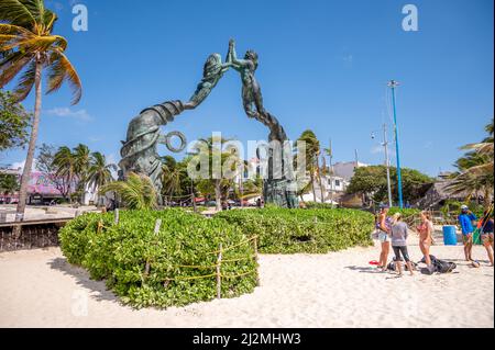 Playa del Carmen, Mexique - 28 mars 2022 : vue sur la sculpture du portail Maya à Playa. Banque D'Images