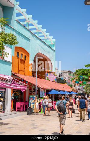 Playa del Carmen, Mexique - 28 mars 2022 : vue sur les magasins et les scènes de rue sur 5th Avenue à Play del Carmen. Banque D'Images