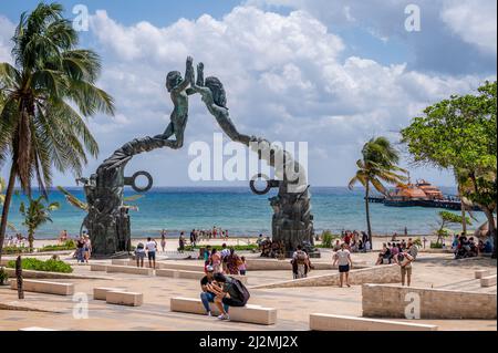 Playa del Carmen, Mexique - 28 mars 2022 : vue sur la sculpture du portail Maya à Playa. Banque D'Images