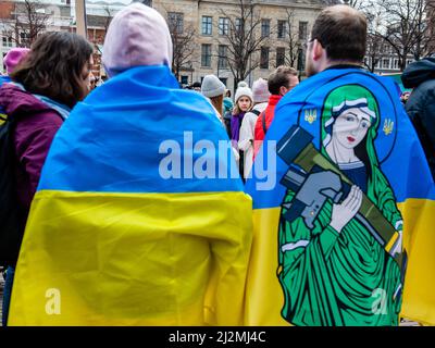 La Haye, pays-Bas. 02nd avril 2022. Des Ukrainiens vus se sont rassemblés autour de l'installation artistique portant des drapeaux ukrainiens pendant la manifestation. Une installation artistique ukrainienne a été placée devant la Chambre des représentants des pays-Bas, pour attirer l'attention des autorités néerlandaises et de la population sur les meurtres de civils et en particulier d'enfants pendant la guerre en Ukraine. Crédit : SOPA Images Limited/Alamy Live News Banque D'Images