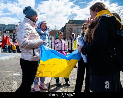 La Haye, pays-Bas. 02nd avril 2022. Un groupe de femmes ukrainiennes a vu un drapeau ukrainien se déployer pendant la manifestation. Une installation artistique ukrainienne a été placée devant la Chambre des représentants des pays-Bas, pour attirer l'attention des autorités néerlandaises et de la population sur les meurtres de civils et en particulier d'enfants pendant la guerre en Ukraine. Crédit : SOPA Images Limited/Alamy Live News Banque D'Images