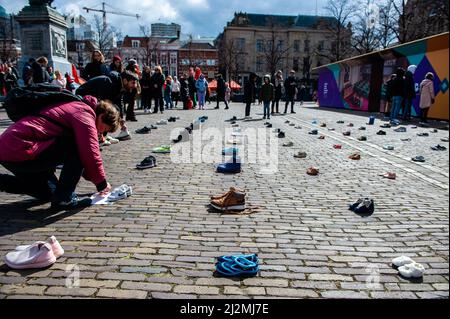 La Haye, pays-Bas. 02nd avril 2022. Un manifestant a vu placer des chaussures pour enfants sur le sol pendant la démonstration. Une installation artistique ukrainienne a été placée devant la Chambre des représentants des pays-Bas, pour attirer l'attention des autorités néerlandaises et de la population sur les meurtres de civils et en particulier d'enfants pendant la guerre en Ukraine. (Photo par Ana Fernandez/SOPA Images/Sipa USA) Credit: SIPA USA/Alay Live News Banque D'Images