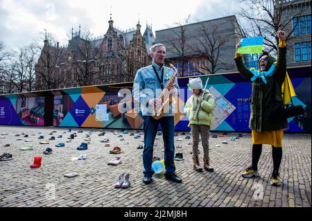 La Haye, pays-Bas. 02nd avril 2022. Une femme ukrainienne criait des slogans contre Poutine au cours de la manifestation. Une installation artistique ukrainienne a été placée devant la Chambre des représentants des pays-Bas, pour attirer l'attention des autorités néerlandaises et de la population sur les meurtres de civils et en particulier d'enfants pendant la guerre en Ukraine. (Photo par Ana Fernandez/SOPA Images/Sipa USA) Credit: SIPA USA/Alay Live News Banque D'Images
