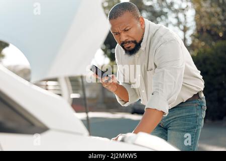 Quelle est le problème ? Photo d'un homme mûr coincé avec sa voiture à l'extérieur. Banque D'Images