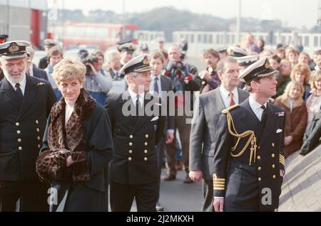 HRH la princesse de Galles, la princesse Diana, Et S.A.R. le prince Charles, le prince de Galles, visite Devonport, Plymouth, Devon, pour rencontrer les familles des troupes qui se trouvent dans la zone de la guerre du Golfe. La visite du couple royal a contribué à critiquer encore que les Royals ne montrent pas assez de soutien à nos troupes. Photo prise le 11th février 1991 Banque D'Images