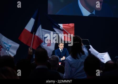 Paris, France. 03rd avril 2022. Le président Franceís et le candidat à la réélection de la République en Marche (LREM) Emmanuel Macron parle lors d'un événement de campagne. Le président français Emmanuel Macron a organisé son premier rassemblement de campagne de la campagne électorale française avant le premier tour de l'élection présidentielle du 10 avril. Crédit : SOPA Images Limited/Alamy Live News Banque D'Images