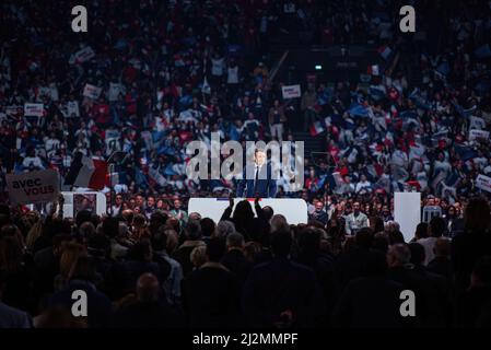 Paris, France. 03rd avril 2022. Le président de la France et le candidat à la réélection de la République en Marche (LREM) Emmanuel Macron prend la parole lors d'un événement de campagne. Le président français Emmanuel Macron a organisé son premier rassemblement de campagne de la campagne électorale française avant le premier tour de l'élection présidentielle du 10 avril. Crédit : SOPA Images Limited/Alamy Live News Banque D'Images