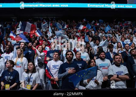 Paris, France. 02nd avril 2022. Les participants à une campagne pour le président de Franceís et le candidat de la République en Marche (LREM) à la réélection d'Emmanuel Macron. Le président français Emmanuel Macron a organisé son premier rassemblement de campagne de la campagne électorale française avant le premier tour de l'élection présidentielle du 10 avril. Crédit : SOPA Images Limited/Alamy Live News Banque D'Images