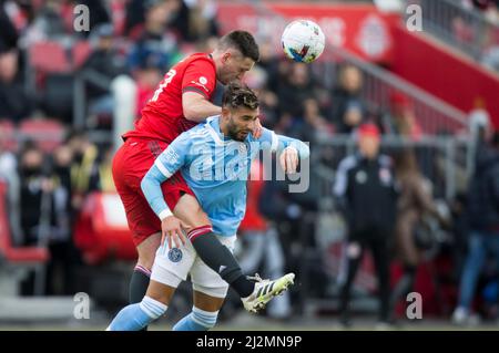 Toronto, Canada. 2nd avril 2022. Shane O'Neill (L) du Toronto FC rivalise avec Valentin Castellanos du New York City FC lors du match de football de la Major League (MLS) de 2022 entre le Toronto FC et le New York City FC à BMO Field, à Toronto, Canada, le 2 avril 2022. Credit: Zou Zheng/Xinhua/Alamy Live News Banque D'Images