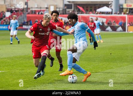 Toronto, Canada. 2nd avril 2022. Lukas MacNaughton (L) du Toronto FC rivalise avec Tales Magno du New York City FC lors du match de football de la Major League (MLS) 2022 entre le Toronto FC et le New York City FC à BMO Field, à Toronto, Canada, le 2 avril 2022. Credit: Zou Zheng/Xinhua/Alamy Live News Banque D'Images