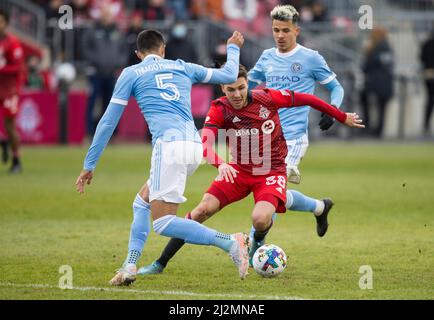 Toronto, Canada. 2nd avril 2022. Luca Petrasso (C) du Toronto FC traverse le match de football de la Major League (MLS) de 2022 entre le Toronto FC et le New York City FC à BMO Field, à Toronto, Canada, le 2 avril 2022. Credit: Zou Zheng/Xinhua/Alamy Live News Banque D'Images