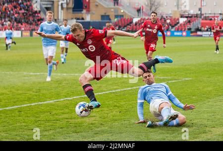 Toronto, Canada. 2nd avril 2022. Jacob Shaffelbury (L avant) du Toronto FC rivalise avec Nicolas Acevedo du New York City FC lors du match de football de la Major League (MLS) 2022 entre le Toronto FC et le New York City FC à BMO Field, à Toronto, Canada, le 2 avril 2022. Credit: Zou Zheng/Xinhua/Alamy Live News Banque D'Images