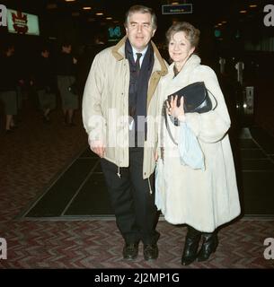 Thelma Barlow et Peter Baldwin de la rue Coronation à l'aéroport de Heathrow. 28th février 1991. Banque D'Images