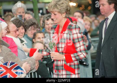 HRH la princesse de Galles, la princesse Diana, visite Didsbury et Wigan dans le nord-ouest de l'Angleterre. La princesse est ici photographiée pour ouvrir le centre commercial Galleries à Wigan. Le garde du corps de la princesse Diana, Ken Wharfe, est à droite de la photo. (Derrière Diana) à l'occasion de la visite, la princesse a également ouvert l'hôpital pour enfants de Francis House. Le Francis House Children's Hospice a été ouvert le 25 novembre 1991 par Diana, la princesse de Galles, afin de fournir des soins aux enfants gravement malades dans le Nord-Ouest. Il a fourni un soutien vital à plus de 500 000 enfants et à leurs familles. Photo prise en 25th novembre Banque D'Images