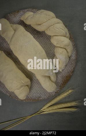 Pain de levain fermentant, fond gris avec fleur de blé séchée Banque D'Images