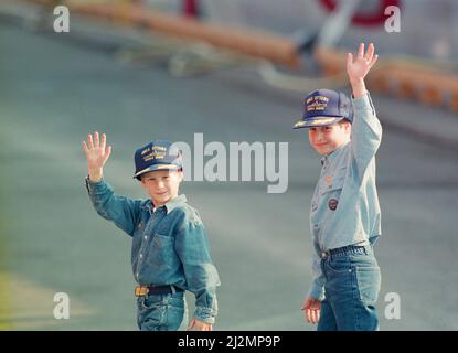 Le prince Harry (à gauche) et le prince William (à droite) se sont déferlé vers les caméras pendant leur tournée au Canada. Ils sont au Canada avec leurs parents, le prince et la princesse de Galles, pour une visite d'une semaine. Le Prince William, 9 ans, et son frère cadet, le Prince Harry, 7 ans, portent des casquettes de style baseball qui leur ont été données par l'équipage de la frégate canadienne NCSM Ottowa après avoir visité le navire amarré le long du yacht royal Britannia, sur le front de mer de Toronto. Photo prise le 23rd octobre 1991 Banque D'Images