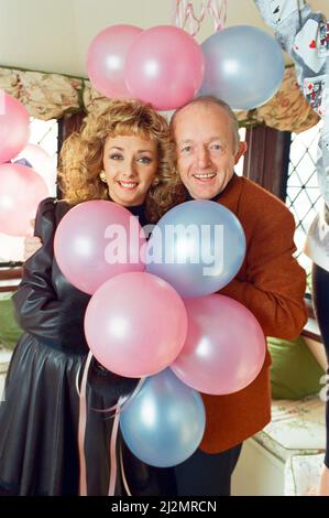 Le magicien Paul Daniels et son épouse Debbie McGee photographiés chez eux. 13th décembre 1991. Banque D'Images