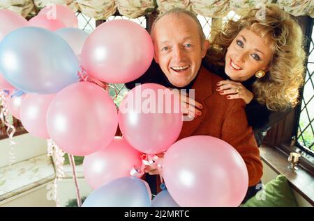 Le magicien Paul Daniels et son épouse Debbie McGee photographiés chez eux. 13th décembre 1991. Banque D'Images