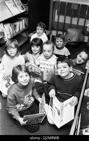 Bookworms Jennifer Shuttleworth, sept (à gauche) et Andrew Parker, aussi sept, plongez dans le monde de la littérature pour enfants à une foire du livre à l'Upper Whitley et junior de l'école les enfants. Un Bookerama Kirklees a visité l'école de bus dans le cadre d'un régime d'une semaine d'encourager les élèves à lire la suite. 2 mars 1990. Banque D'Images