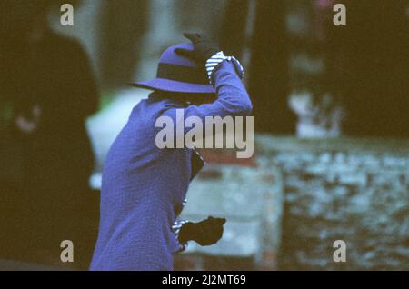 HRH la princesse de Galles, la princesse Diana, à Sandringham pour le service traditionnel de l'église et la réunion de famille royale, un jour de Noël très venteux 1990. Photo prise le 25th décembre 1990 Banque D'Images