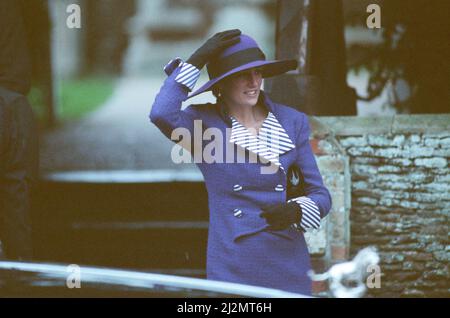 HRH la princesse de Galles, la princesse Diana, à Sandringham pour le service traditionnel de l'église et la réunion de famille royale, un jour de Noël très venteux 1990. Photo prise le 25th décembre 1990 Banque D'Images